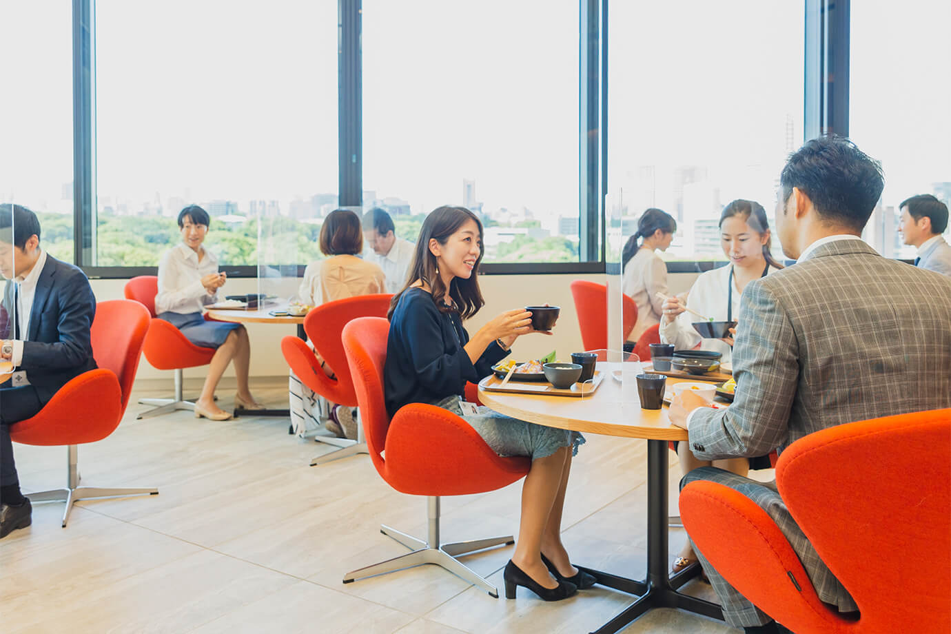 社員同士で会話がする様子