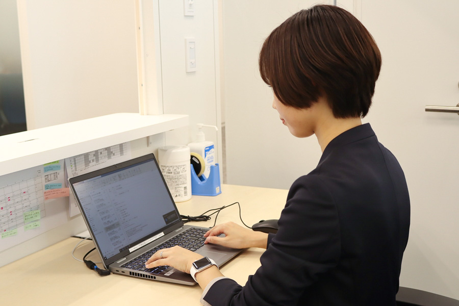 受付・入館カード管理対応の様子