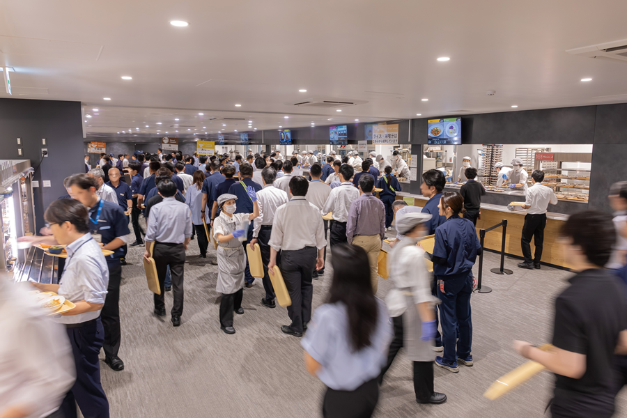 混雑する提供コーナー