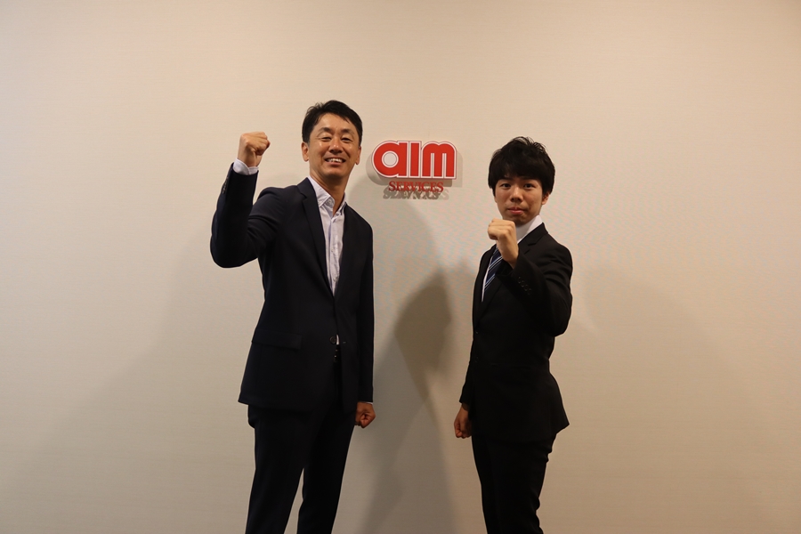 エームサービス小谷社長とポーズをする佐藤選手