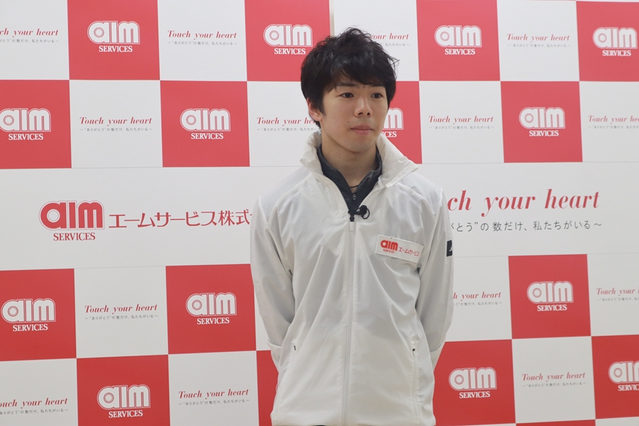 インタビューに答える佐藤選手