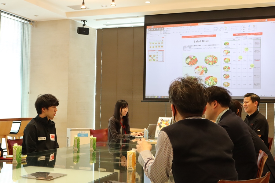 スクリーンに映った資料を見ながら議論