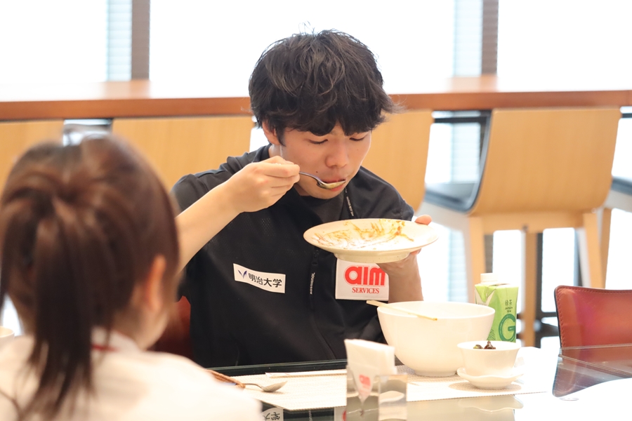 カレー皿を手に持ち食べきる佐藤選手