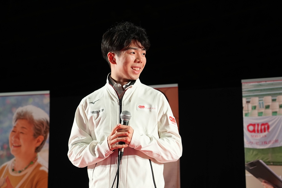 舞台上で挨拶をする佐藤選手