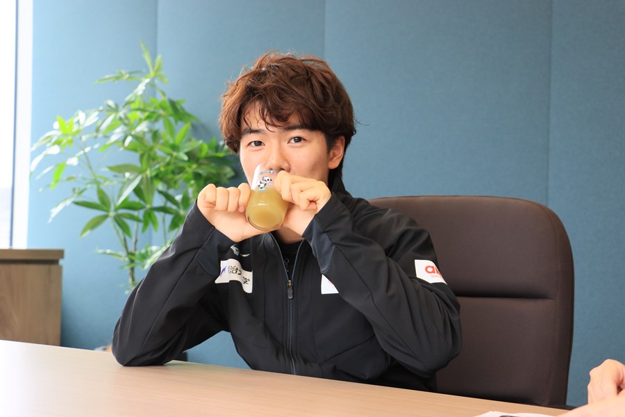 駿パンダグラスを持つ佐藤選手