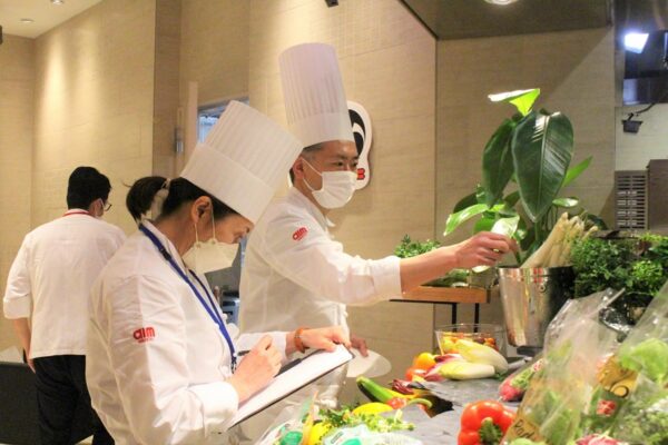 シェフが食材をチェック