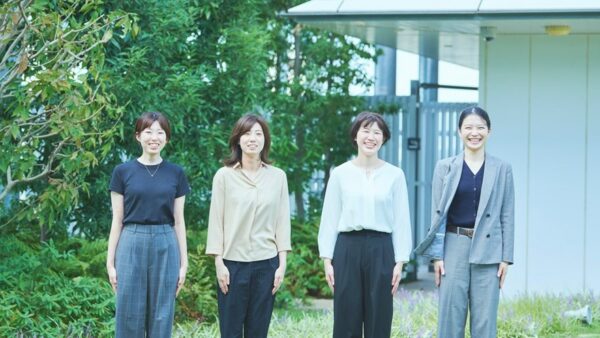 私服の女性4名が笑顔で横並び