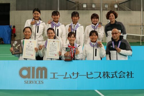 4位入賞を果たしたエームサービス女子テニス部の集合写真