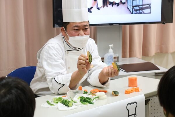 調理師の山本が飾り切りを見せている様子