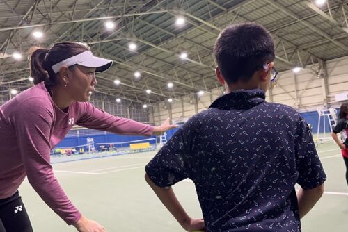 鮎川選手がジュニア選手に指導している様子