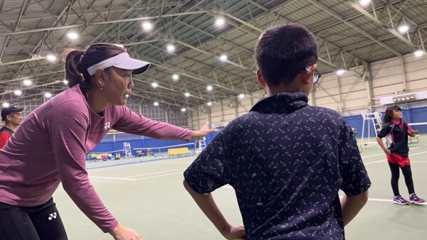 鮎川選手がジュニア選手に指導している様子