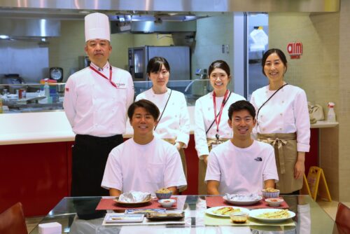 佐藤選手・石田選手とエームサービス管理栄養士・調理師の集合写真