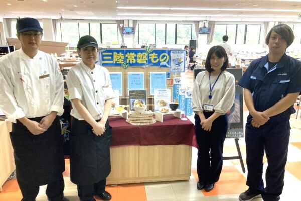 写真左側 当社スタッフ、写真右から2番目 若松様、写真右端 佐々木様