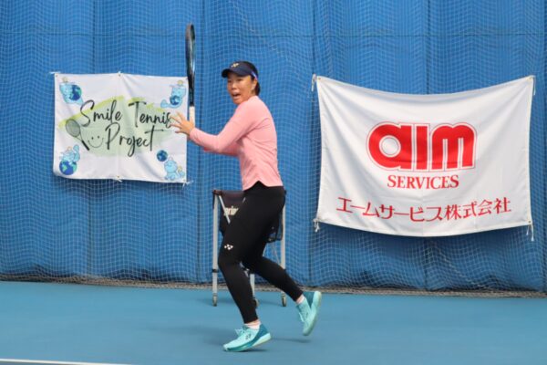 ジュニアとラリーをする鮎川プロ