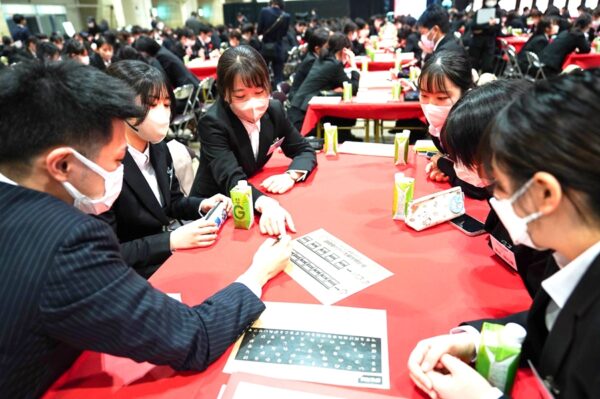 謎解きをする新入社員6名