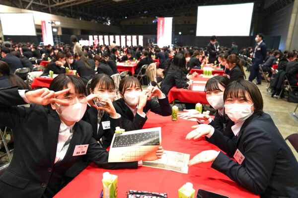 ポーズをする新入社員6名