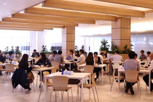食堂でのランチ風景