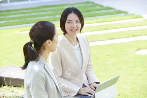 笑顔で談笑する管理栄養士