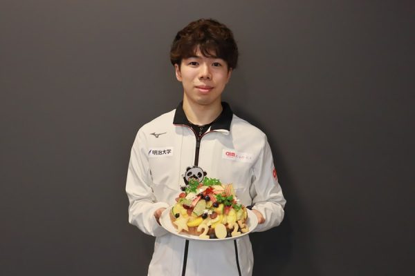 サプライズケーキを持つ佐藤選手