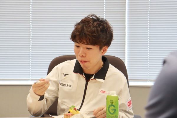 ケーキを食べる佐藤選手