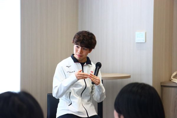 正解発表をする佐藤選手