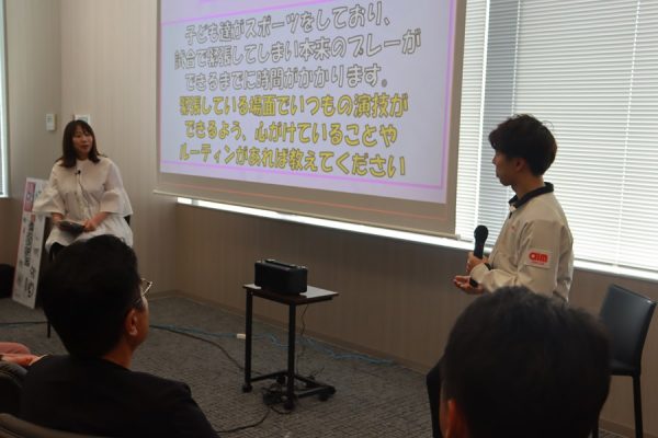 社員からの質問に答える佐藤選手