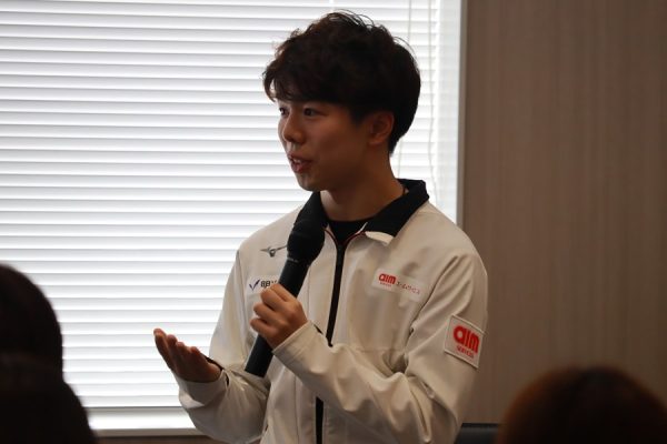 解説する佐藤選手