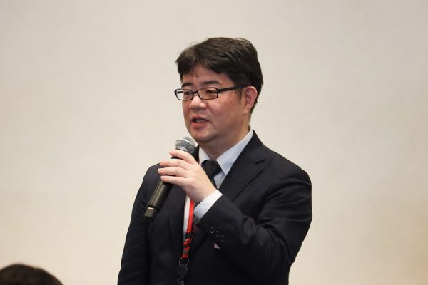 スピーチをする西野さん