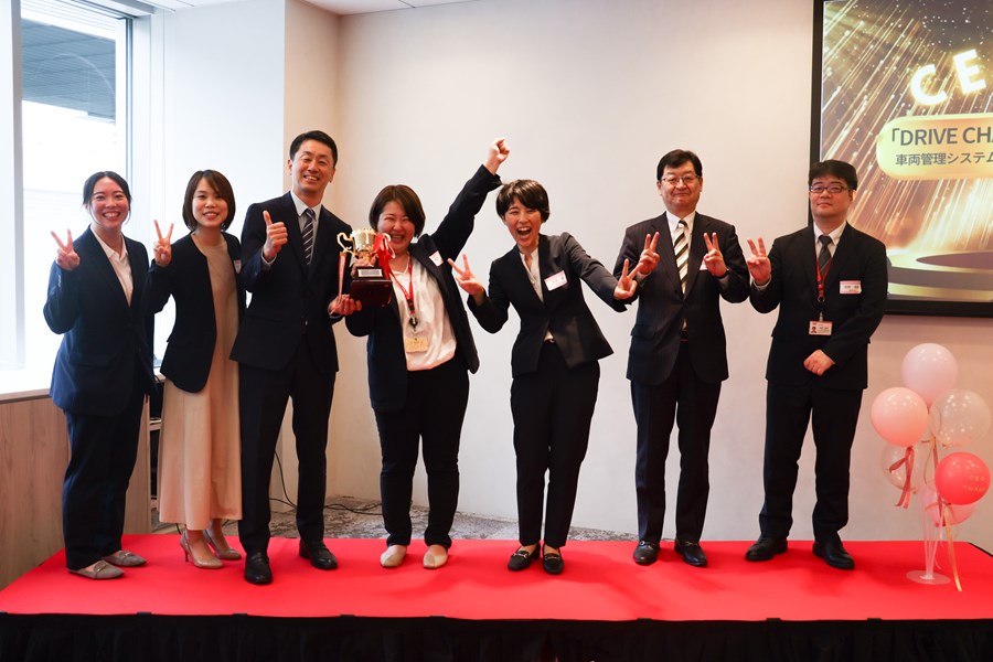 CEO賞受賞チームの檀上での集合写真