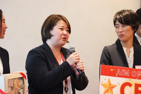 涙ながらにスピーチをする根本さん