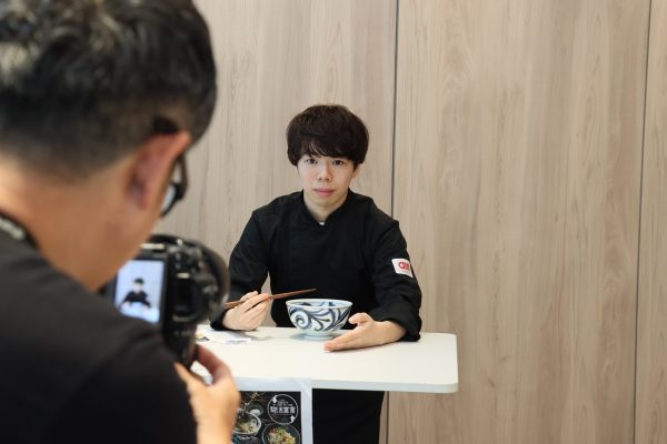 撮影対応する佐藤選手