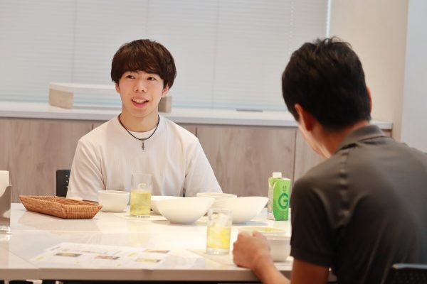 小谷社長と試食を楽しむ佐藤選手