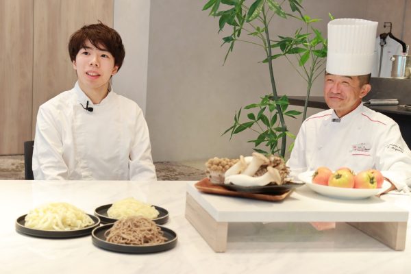 調理師と横並びで座る佐藤選手