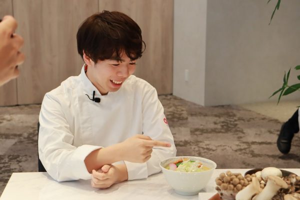 撮影中の佐藤選手
