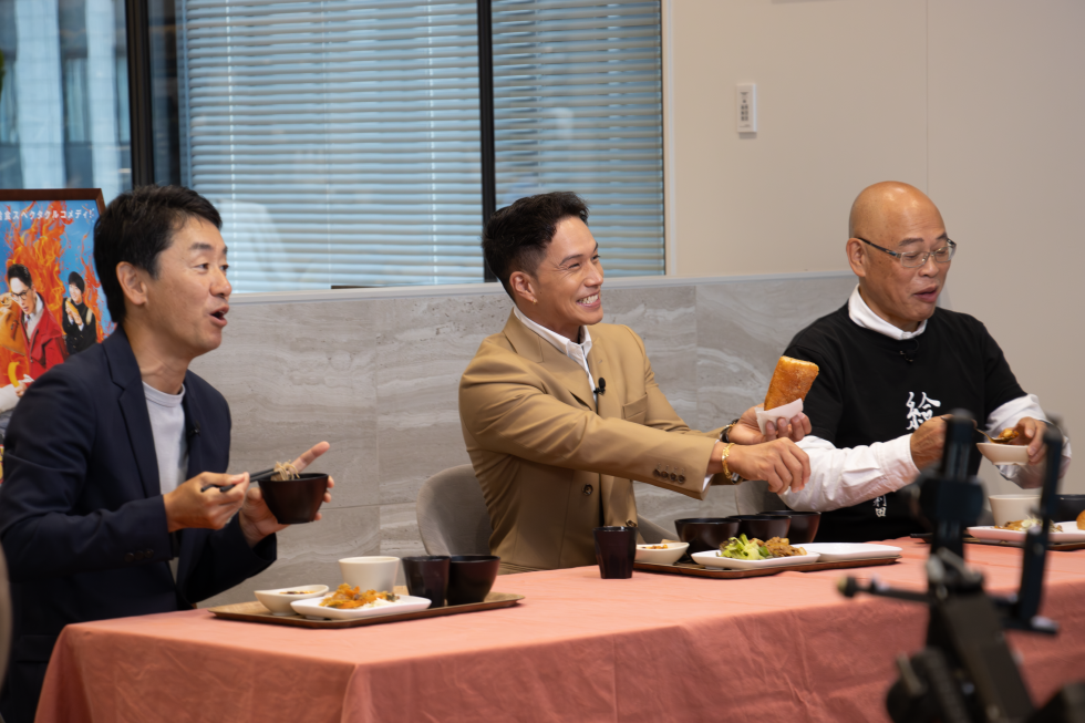 コラボメニューを実食する3名