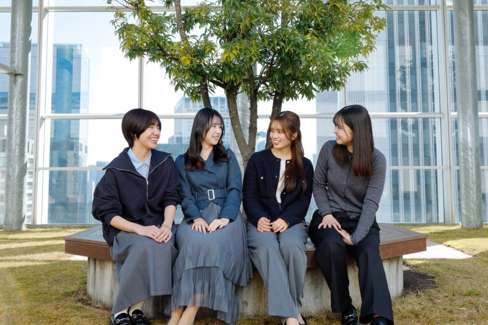 内定者4名での談笑シーン