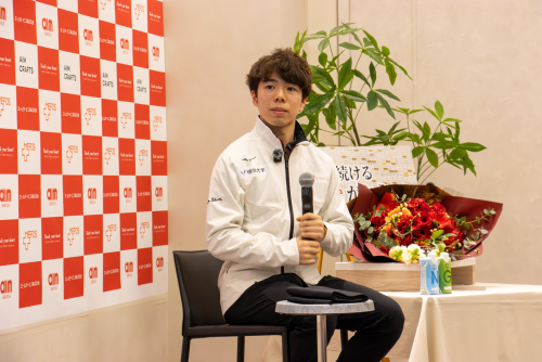 社員交流会でインタビューに答える佐藤選手