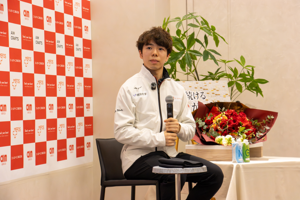 社員交流会でインタビューに答える佐藤選手